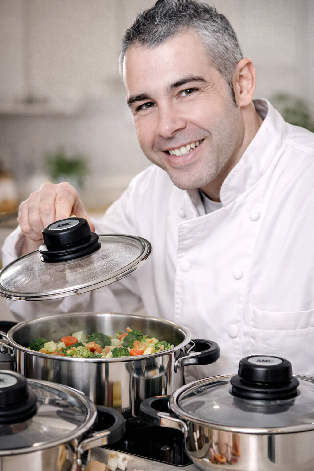 Cocinero usando ollas AMC
